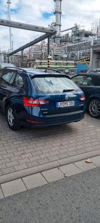 Gebraucht Skoda Superb Active 150 PS (110 kW) 2019 Blau Kombi