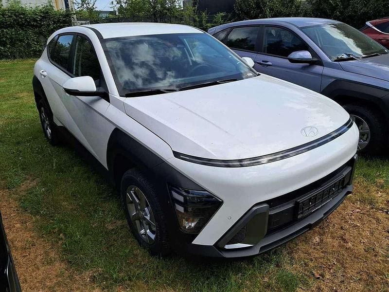 Atlas white Neu 2025 Hyundai Kona Select SUV | 30.990 € (Fairer Preis) - Bild 1/4