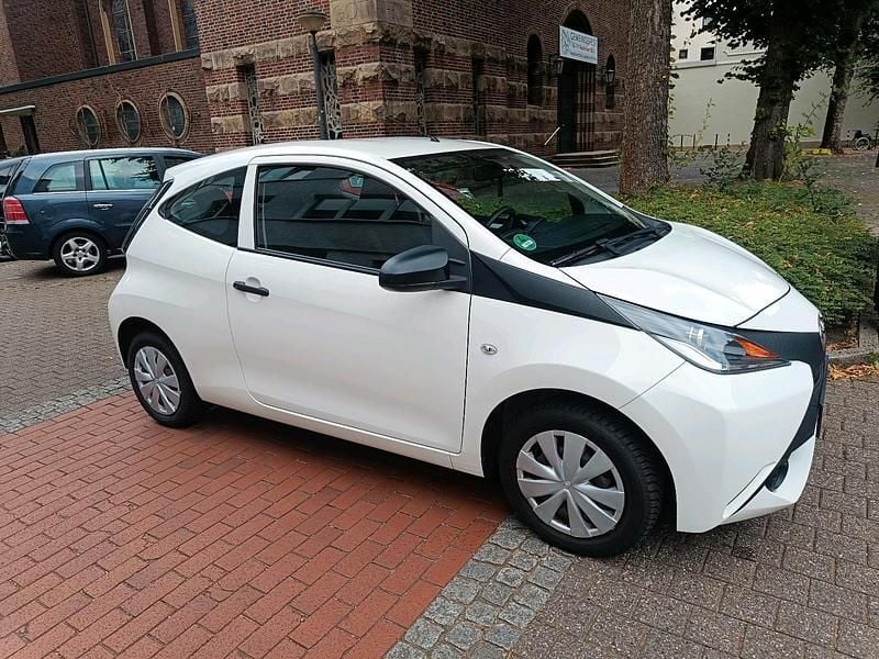 Weiß Gebraucht 2017 Toyota Aygo Kleinwagen | 4.600 € (Superpreis) - Bild 1/4