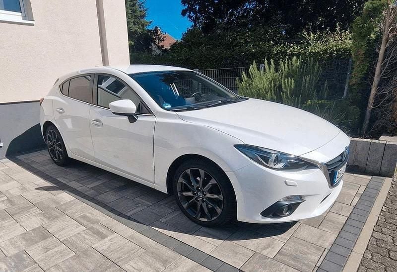 Weiß Gebraucht 2016 Mazda 3 Nakama Limousine | 11.900 € (Fairer Preis) - Bild 1/4