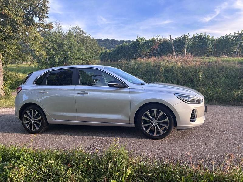 Silber Gebraucht 2017 Hyundai i30 Passion Limousine | 9.000 € (Fairer Preis) - Bild 1/4