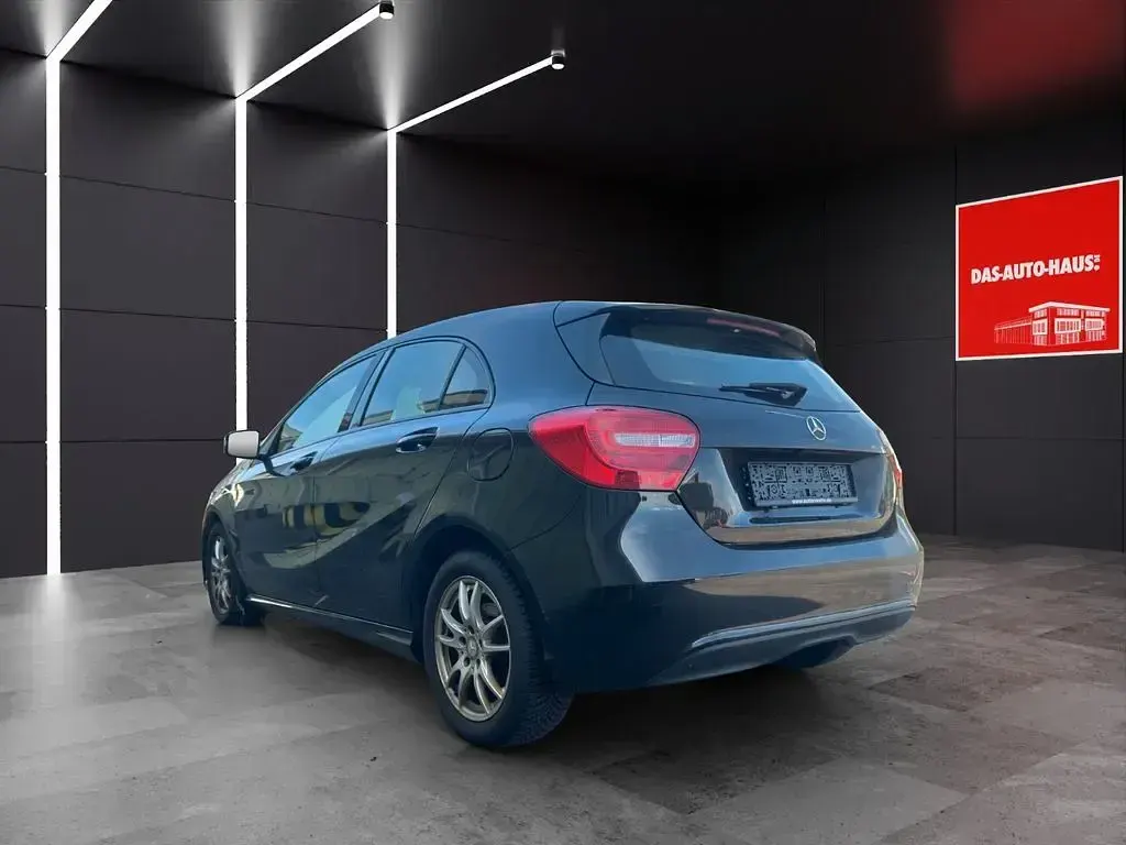 Gebraucht Mercedes A180 122 PS (89 kW) 2014 Schwarz Kleinwagen