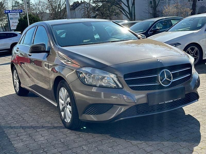 Grau Gebraucht 2013 Mercedes A180 Limousine | 7.999 € (Guter Preis) - Bild 1/4