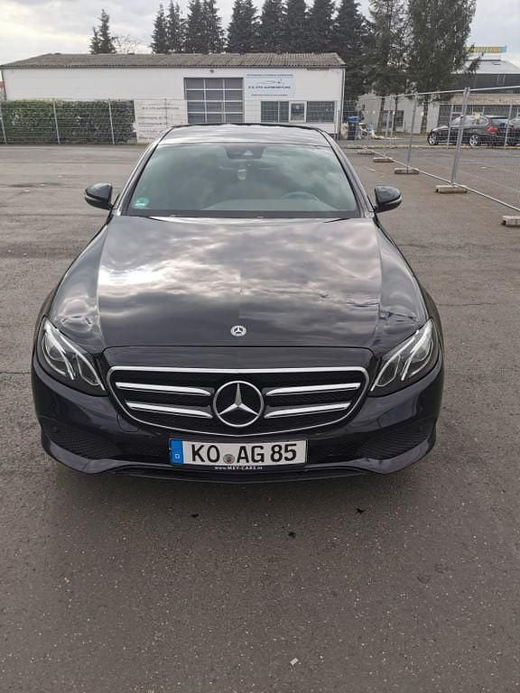 Schwarz Gebraucht 2017 Mercedes 220 Limousine | 18.500 € (Superpreis) - Bild 1/4