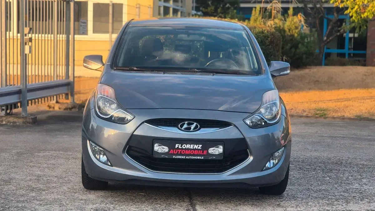 Gebraucht Hyundai ix20 Edition 90 PS (66 kW) 2012 Grau Kleinwagen