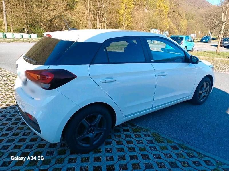 Gebraucht Hyundai i20 84 PS (61 kW) 2019 Weiß Kleinwagen