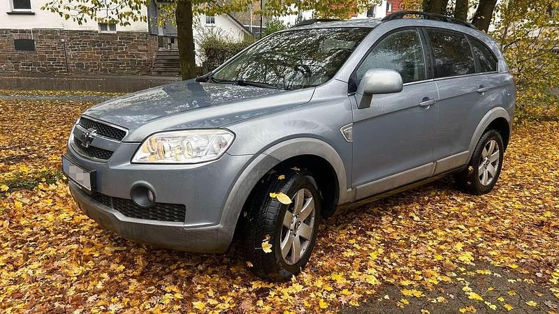 Grau Gebraucht 2011 Chevrolet Captiva LS SUV | 4.000 € (Superpreis) - Bild 1/4