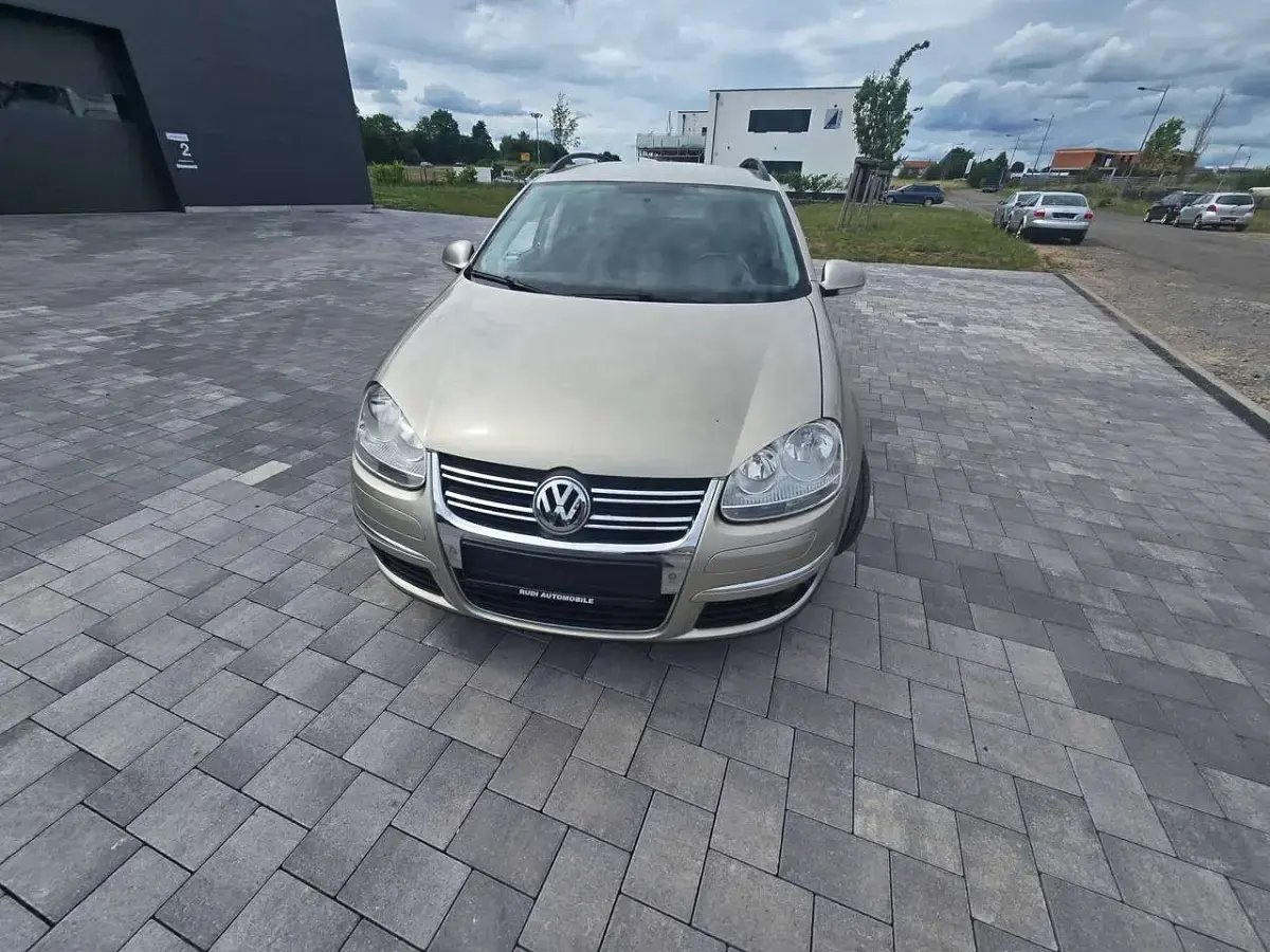 Gebraucht VW Golf VI Comfortline 122 PS (89 kW) 2009 Wheat beige metallic Kleinwagen