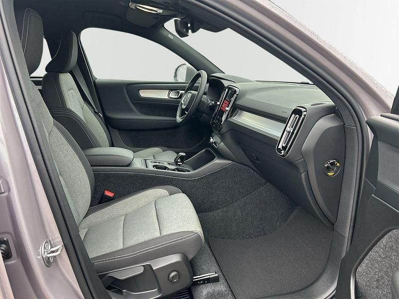 Neu Volvo XC40 Core 163 PS (119 kW) 2025 Metallic (silber SUV