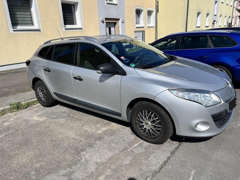 Silber Gebraucht 2011 Renault Mégane GrandTour Expression Kombi | 4.200 € (Fairer Preis) - Bild 1/4