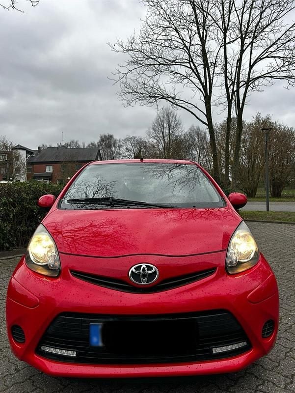 Gebraucht Toyota Aygo 68 PS (50 kW) 2012 Rot Kleinwagen