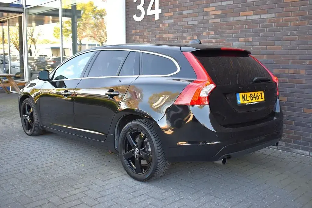Usata Volvo V60 190 CV (139 kW) 2017 Nero Station wagon