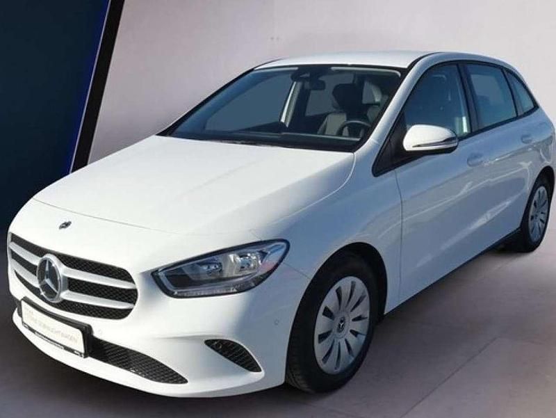 Weiß Gebraucht 2021 Mercedes 180 Limousine | 19.500 € - Bild 1/4