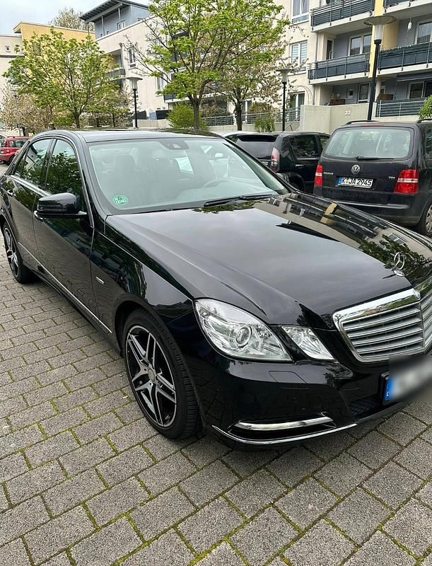 Schwarz Gebraucht 2012 Mercedes E250 Limousine | 12.100 € (Fairer Preis) - Bild 1/4