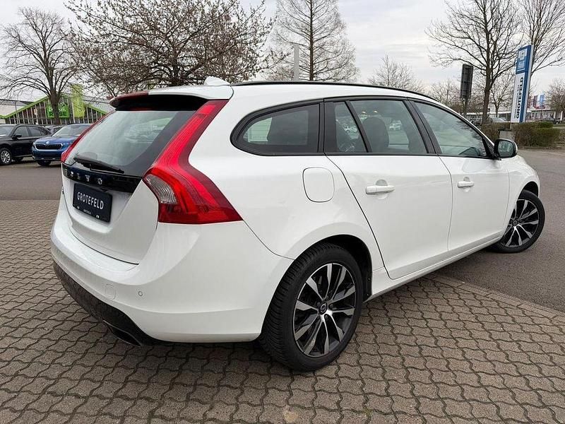 Gebraucht Volvo V60 152 PS (111 kW) 2018 Weiß Kombi