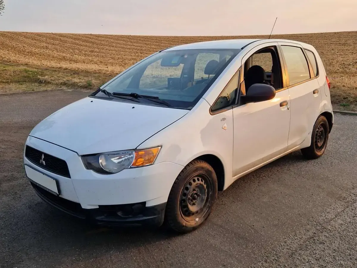 Gebraucht Mitsubishi Colt Inform 95 PS (69 kW) 2009 Porcelain white Kleinwagen
