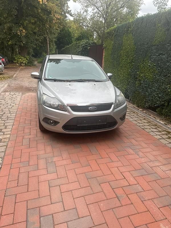 Grau Gebraucht 2009 Ford Focus Limousine | 900 € (Superpreis) - Bild 1/4
