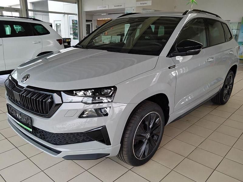 Grau Neu 2025 Skoda Karoq SportLine SUV | 36.990 € (Fairer Preis) - Bild 1/4