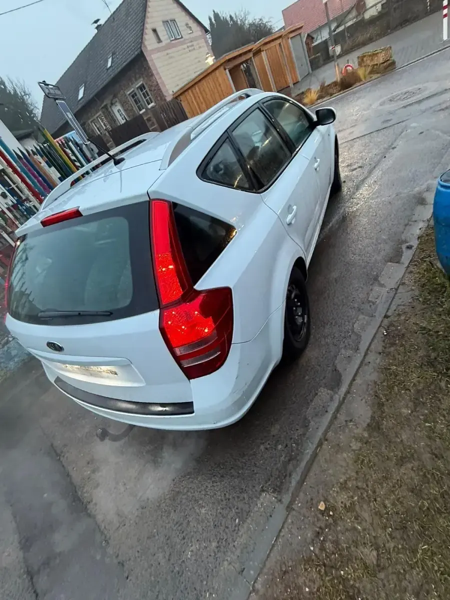 Gebraucht Kia Ceed 105 PS (77 kW) 2012 Weiß Kleinwagen
