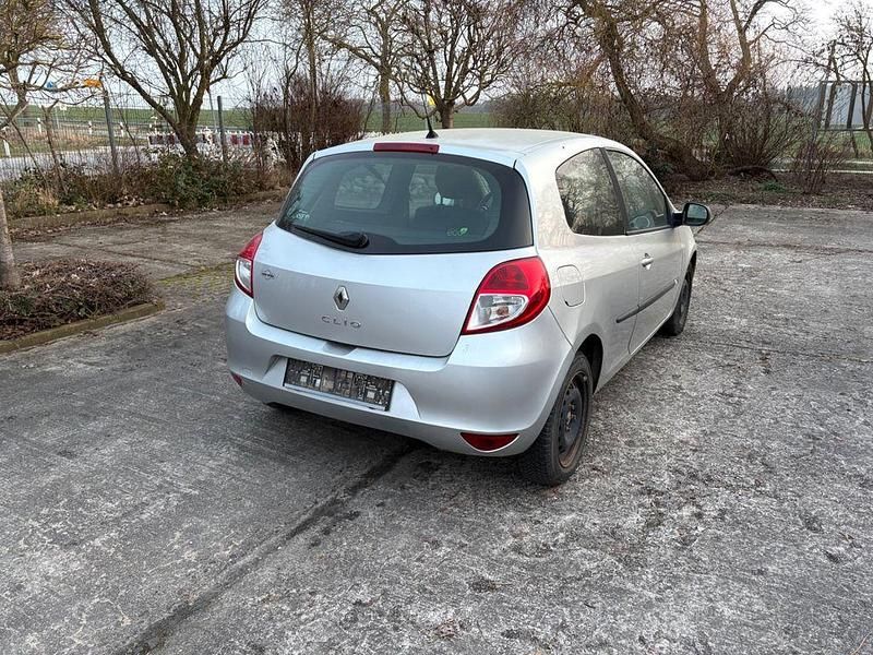 Gebraucht Renault Clio II Dynamique 75 PS (55 kW) 2010 Silber Limousine