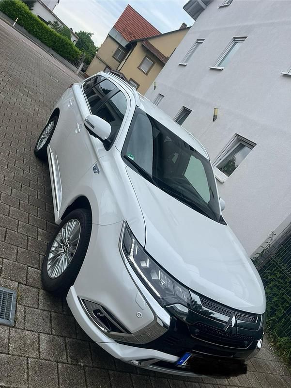 Weiß Gebraucht 2018 Mitsubishi Outlander P-HEV SUV | 17.500 € (Fairer Preis) - Bild 1/4