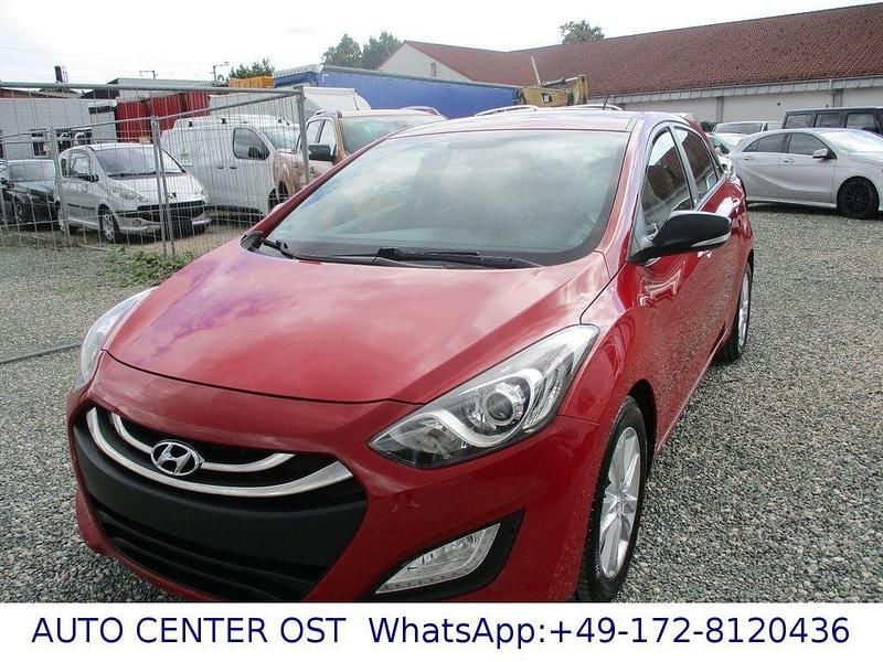 Rot Gebraucht 2014 Hyundai i30 Classic Limousine | 4.299 € (Guter Preis) - Bild 1/4