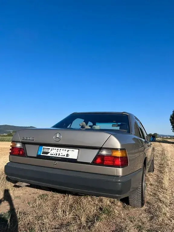 Gebraucht Mercedes E260 160 PS (117 kW) 1988 Silber Limousine