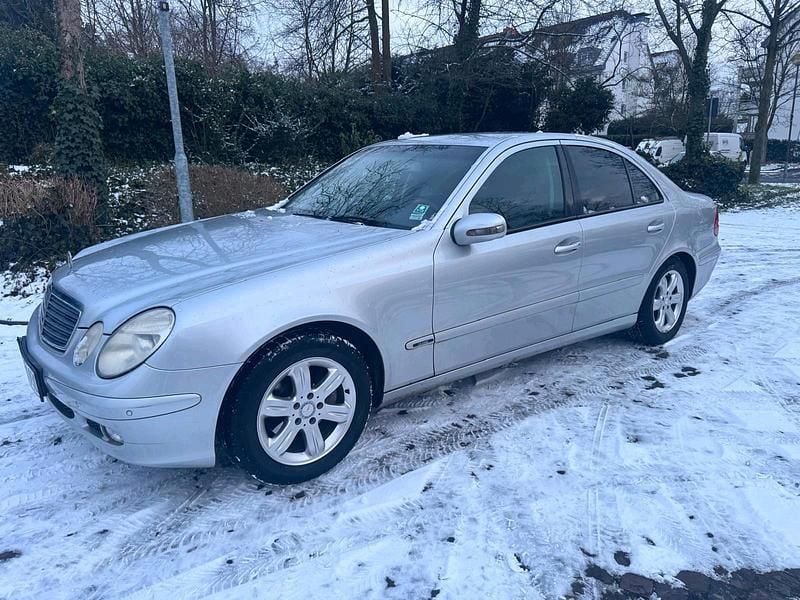 Silber Gebraucht 2004 Mercedes E200 Limousine | 2.500 € (Superpreis) - Bild 1/4