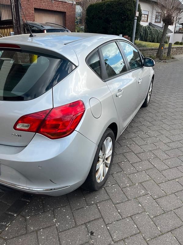 Gebraucht Opel Astra 131 PS (96 kW) 2013 Silber Limousine