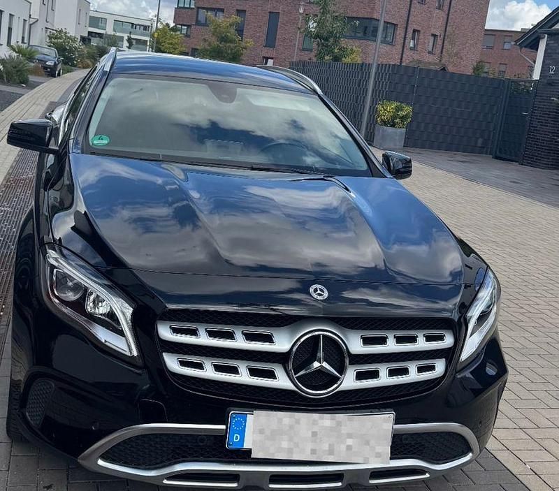 Schwarz Gebraucht 2018 Mercedes GLA200 SUV | 19.000 € (Fairer Preis) - Bild 1/4