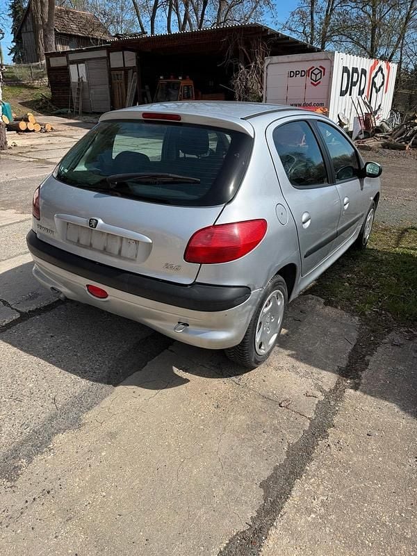 Usado Peugeot 206 75 HP (55 kW) 2004 Prateado Sedan
