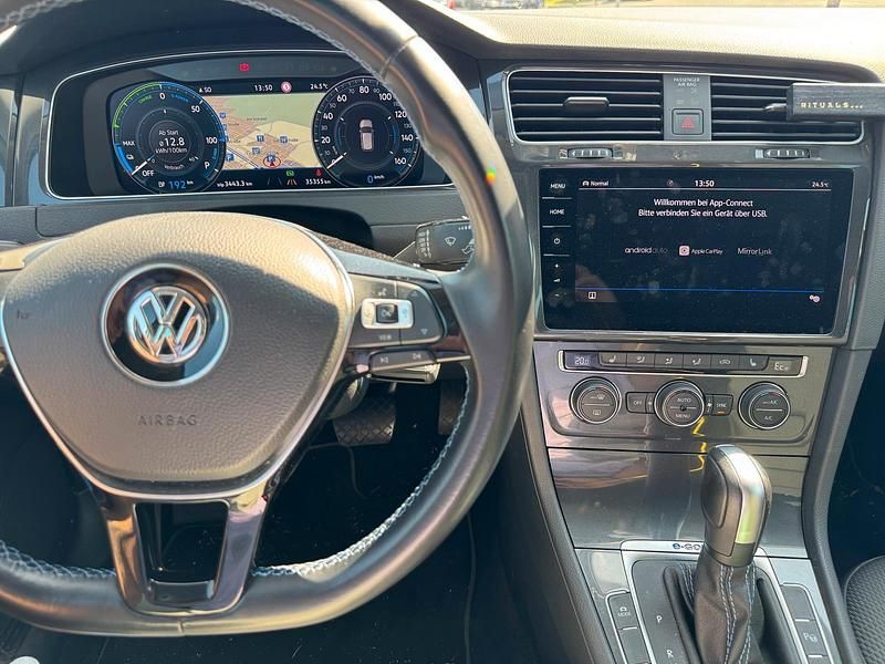 Gebraucht VW e-Golf 100 kW (136 PS) 2019 Weiß Kleinwagen