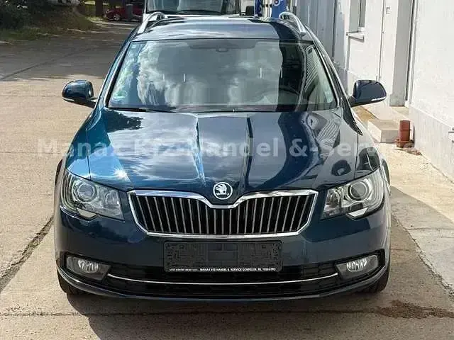 Gebraucht Skoda Superb Exclusive 160 PS (117 kW) 2014 Modra lava/lava blau Kombi