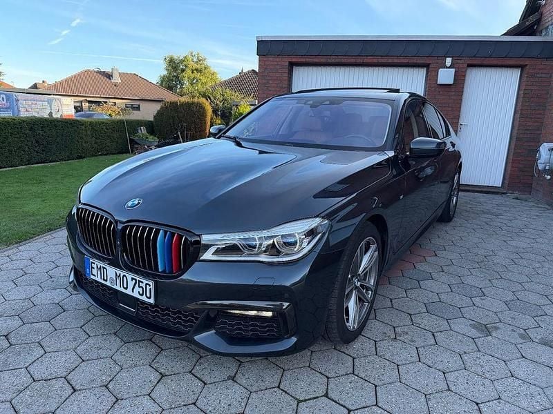 Grau Gebraucht 2018 BMW 750 Performance Limousine | 39.500 € (Fairer Preis) - Bild 1/4