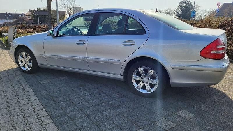 Gebraucht Mercedes E240 Elegance 177 PS (130 kW) 2002 Silber Limousine