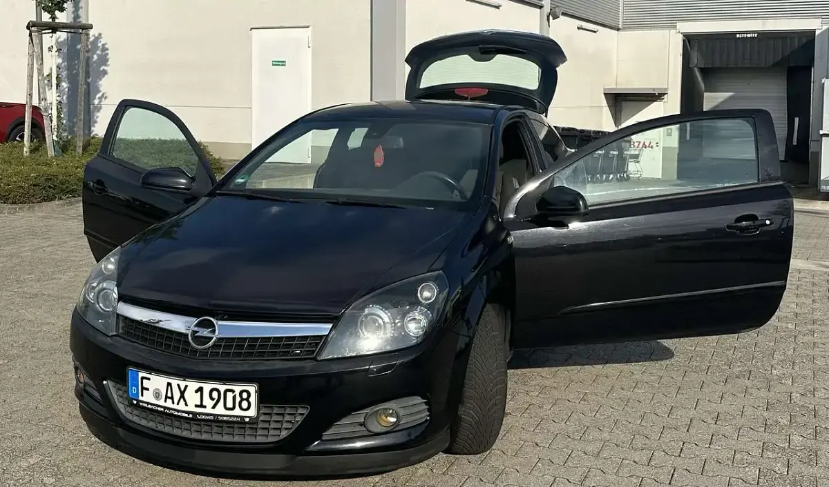 Gebraucht Opel Astra GTC Sport 140 PS (102 kW) 2009 Schwarz Kleinwagen