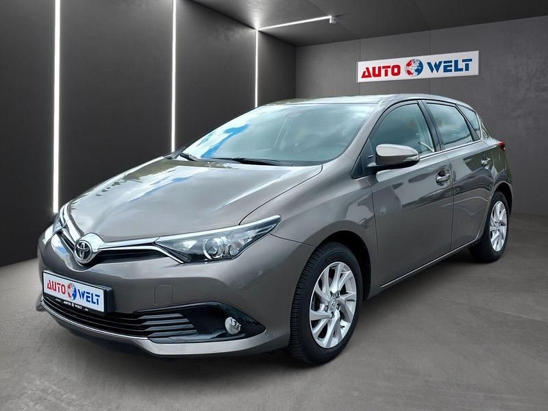 Grau Gebraucht 2017 Toyota Auris Comfort Limousine | 11.490 € (Fairer Preis) - Bild 1/4