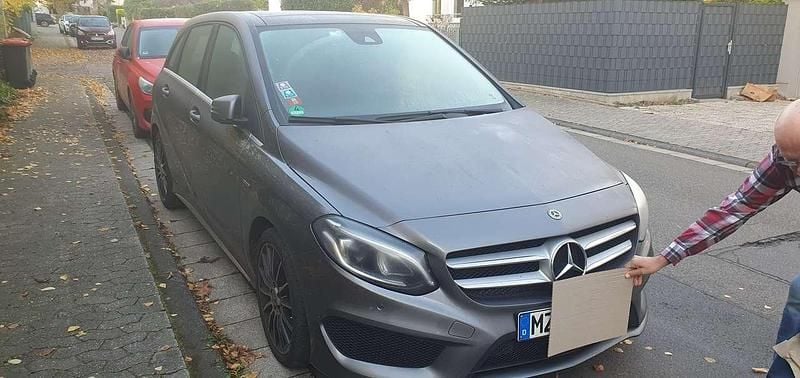 Gebraucht Mercedes B250 Edition 211 PS (155 kW) 2017 Grau Van / Kleinbus