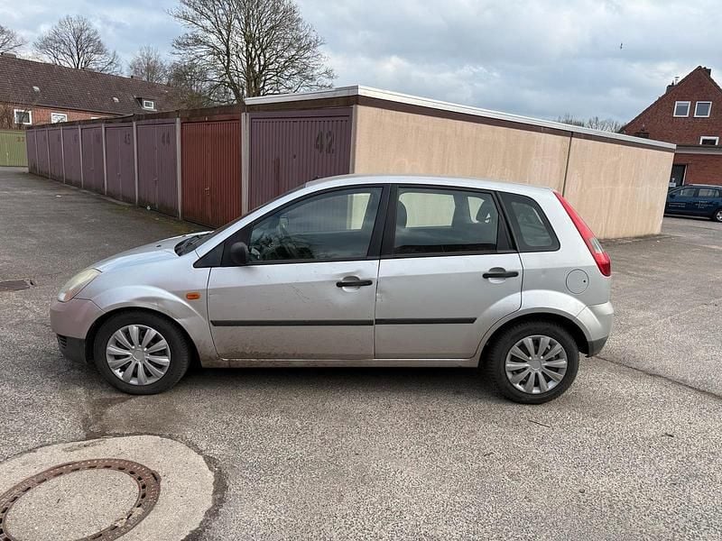 Gebraucht Ford Fiesta 60 PS (44 kW) 2004 Silber Kleinwagen