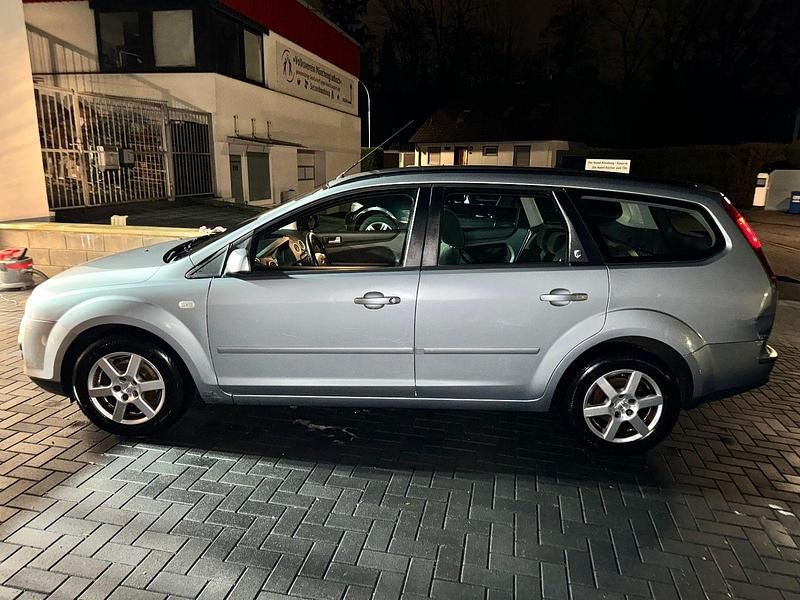 Gebraucht Ford Focus Ghia 116 PS (85 kW) 2005 Blau Kombi