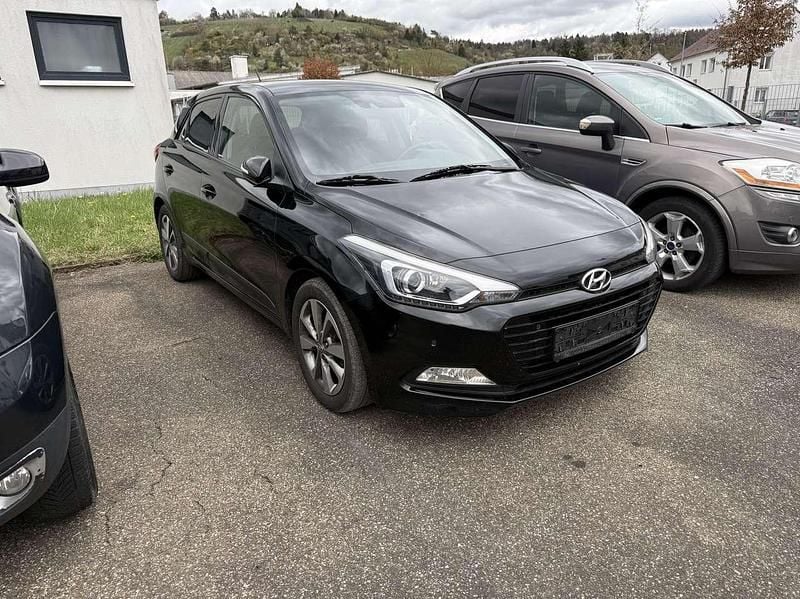 Gebraucht Hyundai i20 Style 101 PS (74 kW) 2017 Phantom black. / mic Kleinwagen
