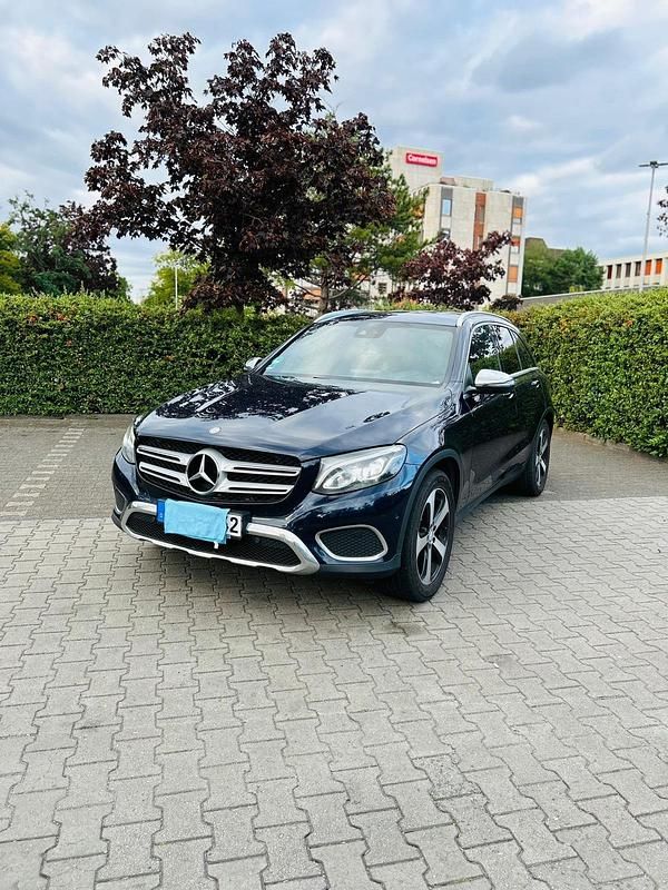 Blau Gebraucht 2016 Mercedes GLC250 SUV | 16.500 € (Fairer Preis) - Bild 1/4