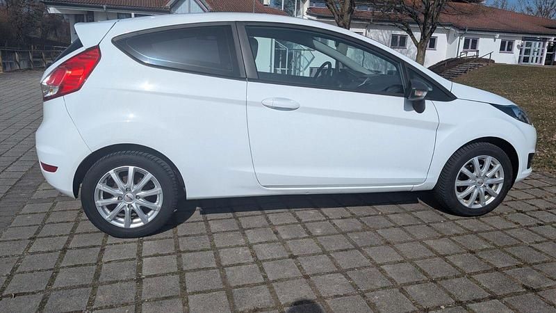 Gebraucht Ford Fiesta Ambiente 60 PS (44 kW) 2013 Weiß Kleinwagen