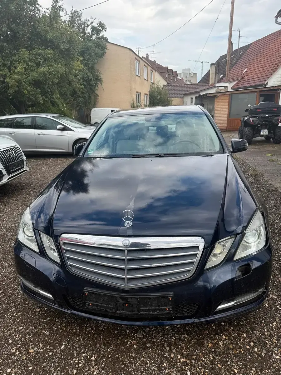 Gebraucht Mercedes E220 170 PS (125 kW) 2013 Blau Limousine
