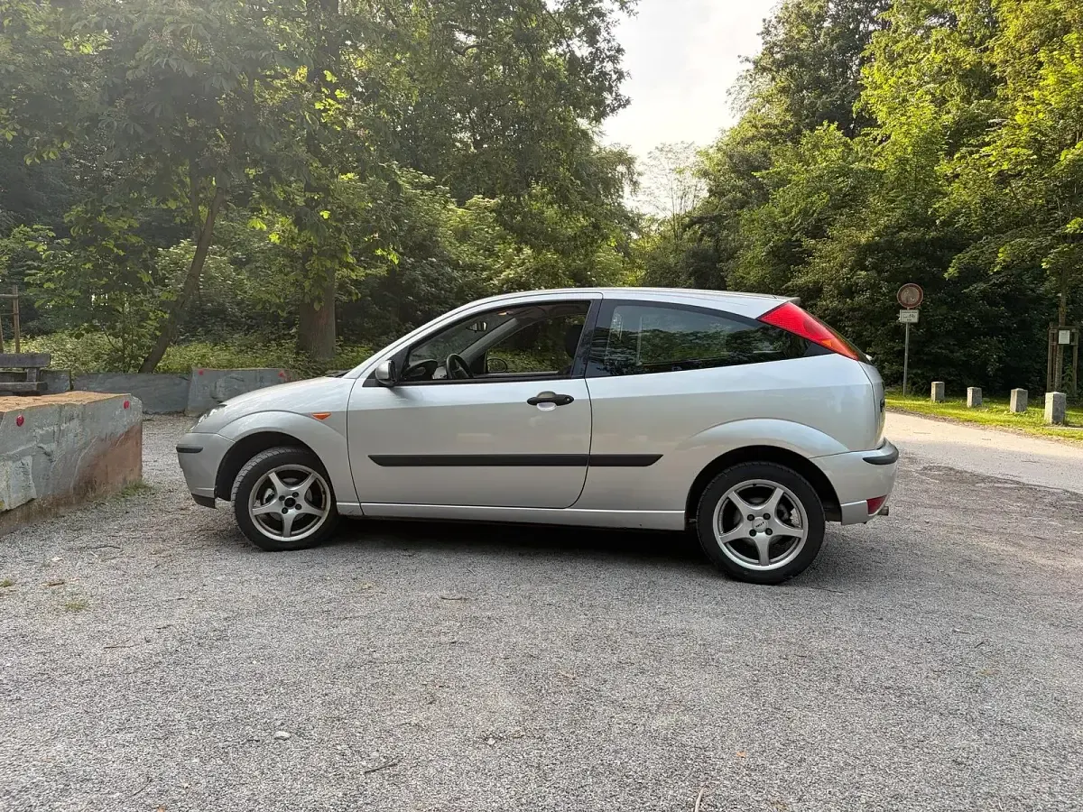 Gebraucht Ford Focus 100 PS (73 kW) 2003 Silber Kleinwagen