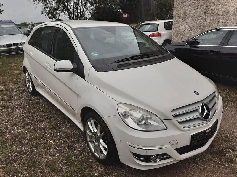 Gebraucht Mercedes B200 136 PS (100 kW) 2011 Weiß Van / Kleinbus