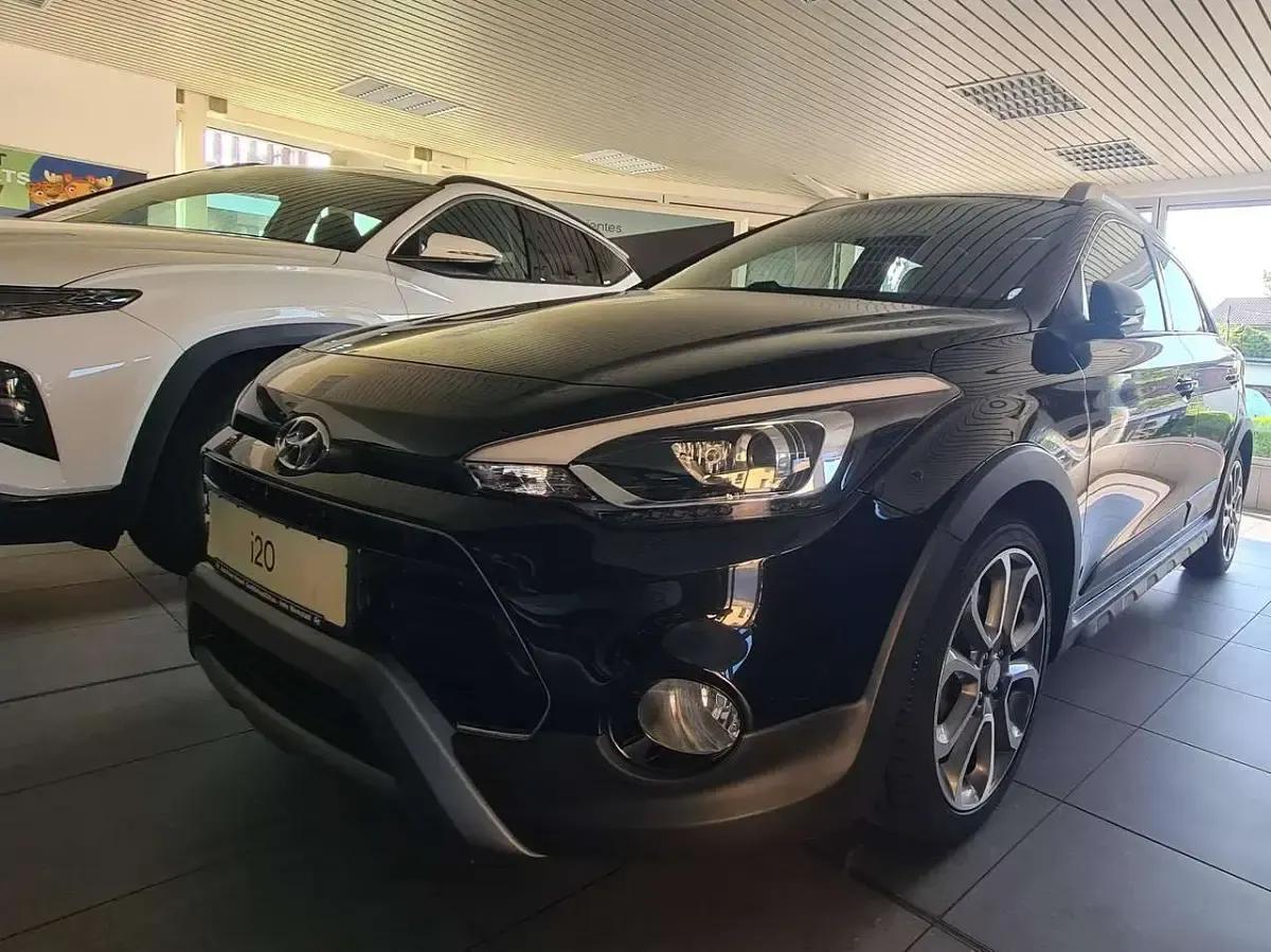 Gebraucht Hyundai i20 YES! 90 PS (66 kW) 2018 Phantom black. / mic Kleinwagen