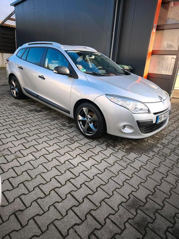 Silber Gebraucht 2011 Renault Mégane III Kombi | 3.299 € (Fairer Preis) - Bild 1/4