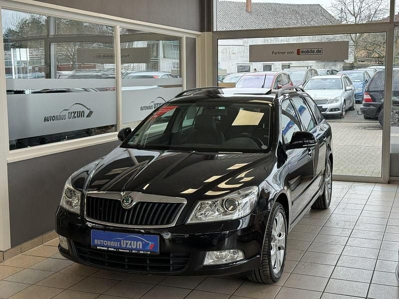 Schwarz Gebraucht 2011 Skoda Octavia Elegance Kombi | 5.990 € (Guter Preis) - Bild 1/4