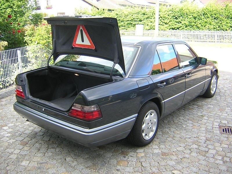 Gebraucht Mercedes E220 150 PS (110 kW) 1995 Schwarz Limousine